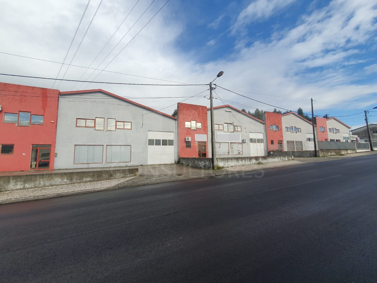 Warehouse for sale w/ 594 M² in Barrô Águeda.