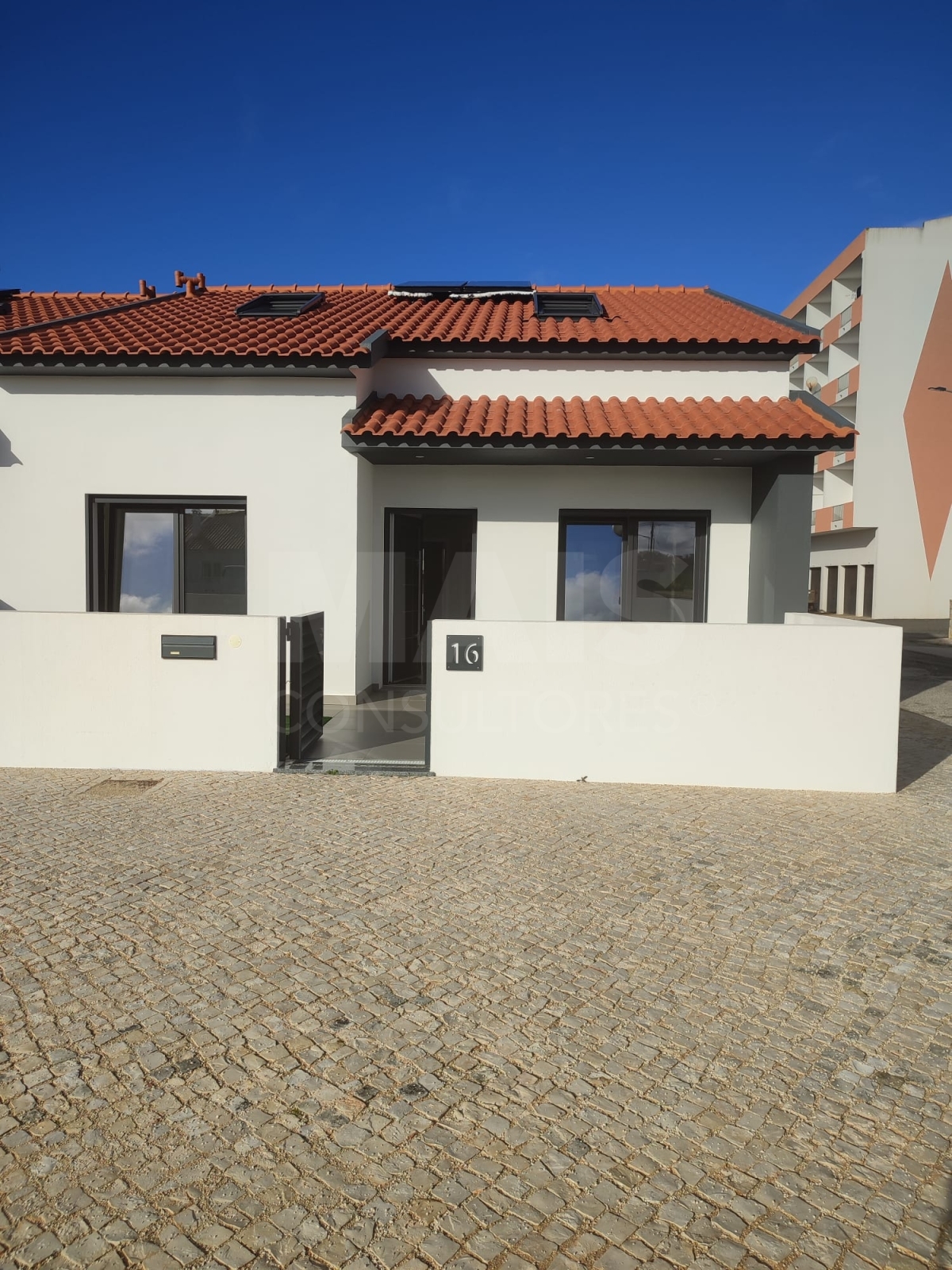 Semi-Detached House T2 +2 with use of attic 300metros from Praia da Formosa in the center of Santa Cruz